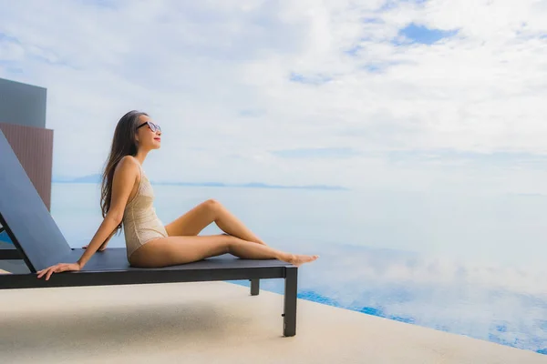 Portrait young asian woman relax smile happy around swimming poo — Stock Photo, Image