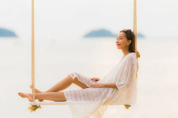 초상화 아름다운 젊은 아시아 여자 앉아 에 이 그네 주위에 — 스톡 사진