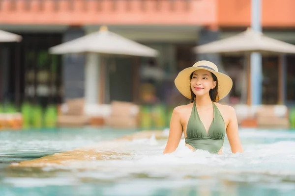 Retrato bonito jovem asiático mulher relaxar no luxo ao ar livre swi — Fotografia de Stock