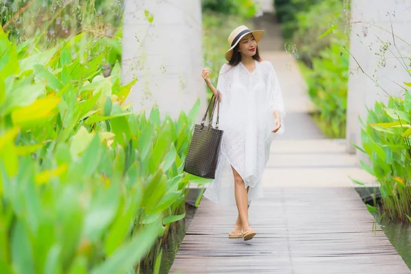 美しい若いアジアの女性が庭を歩く肖像 — ストック写真