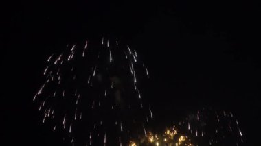 Gece gökyüzünde patlayan havai fişeklerin yakın çekim görüntüleri.