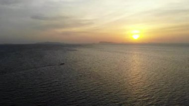 Güzel dalgalı denizin sakin görüntüleri.