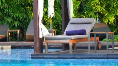 Oteldeki boş havuzun sakin görüntüleri.