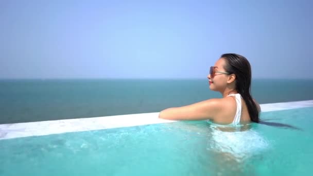 Imagens Mulher Asiática Relaxante Piscina Durante Férias Verão — Vídeo de Stock