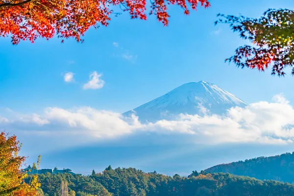 Bellissimo paesaggio di montagna fuji con acero foglia intorno — Foto Stock