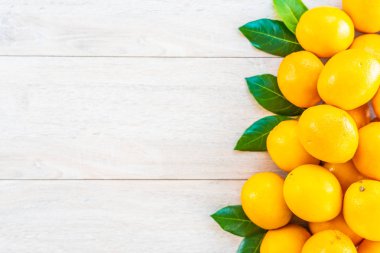 Taze portakal meyve masada