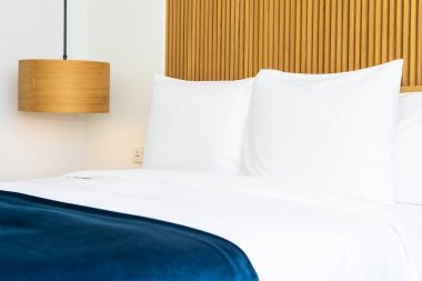 Yatak odasında yatak dekorasyonu güzel rahat yastık