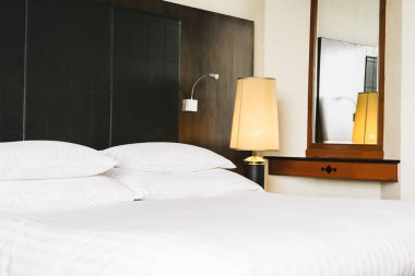 Güzel lüks rahat beyaz yastık ve battaniye yatakta zekâ