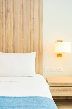 Hafif lamba ile yatak dekorasyonbeyaz rahat yastık