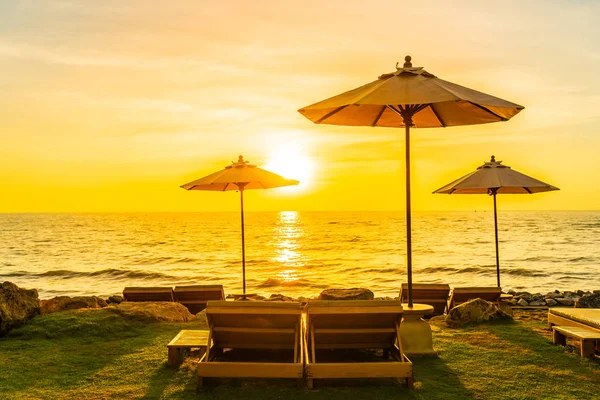 Gyönyörű táj, a sea-óceán ég szék és esernyő — Stock Fotó