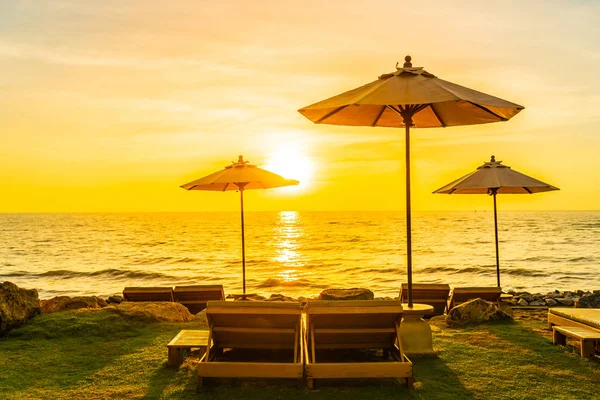 Hermoso paisaje de mar océano en el cielo con sombrilla y silla —  Fotos de Stock