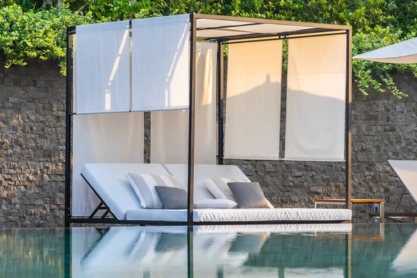 Piscine extérieure avec parasol salon autour de là fo — Photo