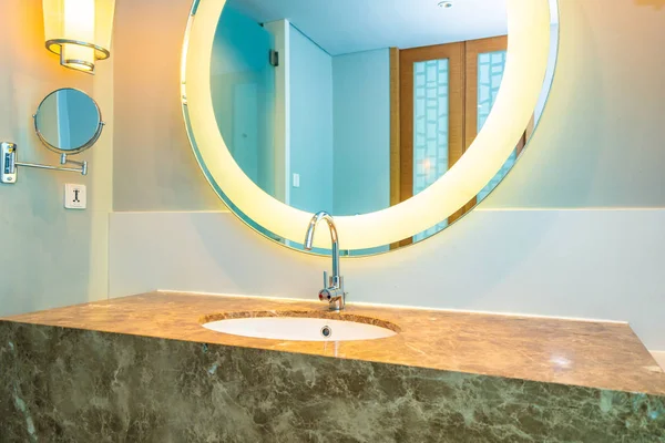 Bela torneira de água de luxo e decoração de pia no banheiro — Fotografia de Stock