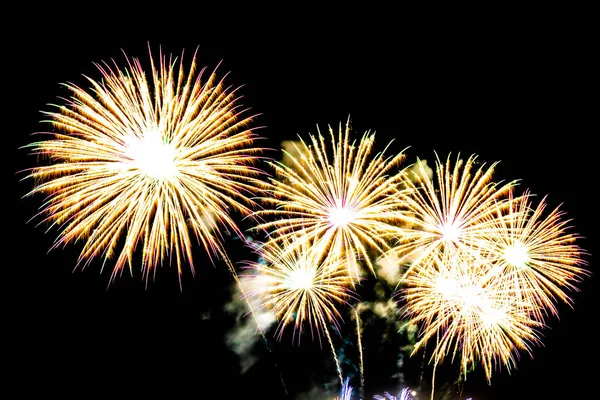 Gyönyörű tűzijáték az égen éjszaka ünneplés — Stock Fotó