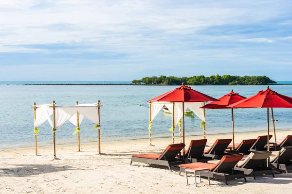 Şemsiye sandalye ile güzel açık tropikal plaj deniz Okyanusu