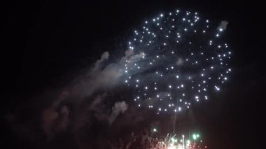 Gece gökyüzünde patlayan havai fişeklerin yakın çekim görüntüleri.