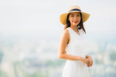 Portre güzel genç Asyalı kadın mutlu gülümseme ro üzerinde Relax