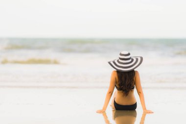Portre güzel genç Asyalı kadın plaj se üzerinde bikini giymek