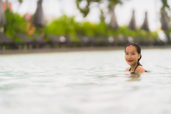 肖像画美しい若いアジアの女性は水泳の周りにビキニを着用 — ストック写真