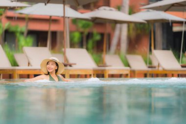 Portre güzel genç Asyalı kadın lüks açık SWI rahatlayın