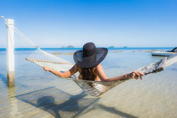 Portre güzel genç Asyalı kadın etrafında hamak üzerinde oturuyor s