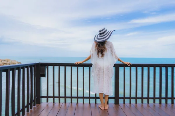 Portrait beautiful young asian woman looking sea beach ocean for — Stock Photo, Image