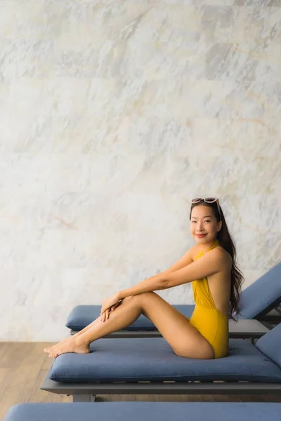 Portrétní Asijská krásná mladá žena šťastný úsměv relaxujte kolem u — Stock fotografie