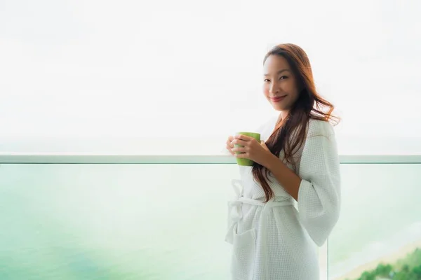 Hermoso retrato jóvenes mujeres asiáticas sosteniendo la taza de café en outdo —  Fotos de Stock