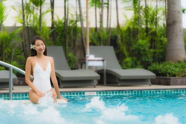 Retrato jovem asiático mulher feliz sorriso relaxar ao redor natação poo — Fotografia de Stock