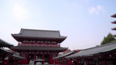 Güneşli bir günde geleneksel Japon tapınağının panoramik görüntüleri