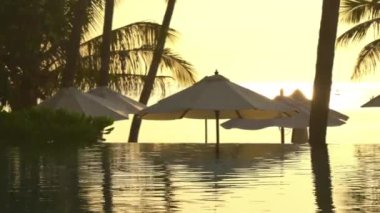 Oteldeki boş havuzun sakin görüntüleri.