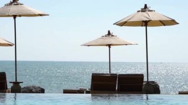 Güzel dalgalı denizin sakin görüntüleri.