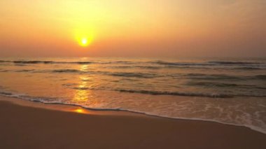 Güzel dalgalı denizin sakin görüntüleri.