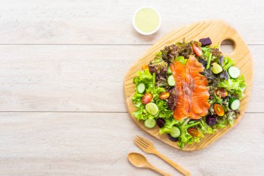 Çiğ füme somon et balık taze yeşil sebze salatası ile 