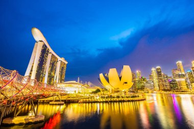 Gökdelen marina defne içinde etrafında bina güzel mimari 