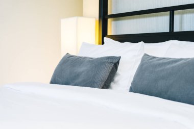 Hafif lamba ile yatakta güzel lüks rahat yastık