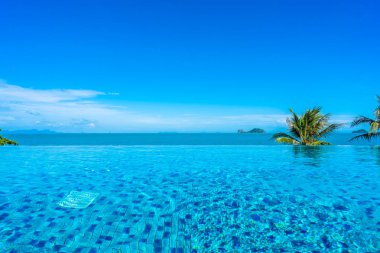 Deniz ile otel beldesinde güzel lüks açık yüzme havuzu 