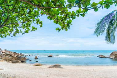 Samui Adası etrafında güzel açık tropikal plaj deniz ile Co