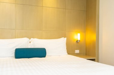 Yatak dekorasyon iç güzel beyaz yastık ve battaniye