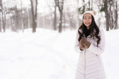 Kar kazanmak seyahat için mutlu gülümseyen güzel genç Asyalı kadın