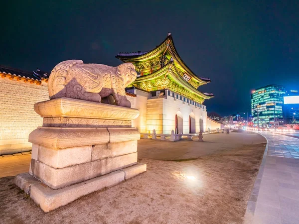 Krásná architektura budova gyeongbokgung Palace — Stock fotografie