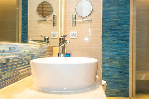 Torneira de água e decoração de pia branca no interior do banheiro — Fotografia de Stock