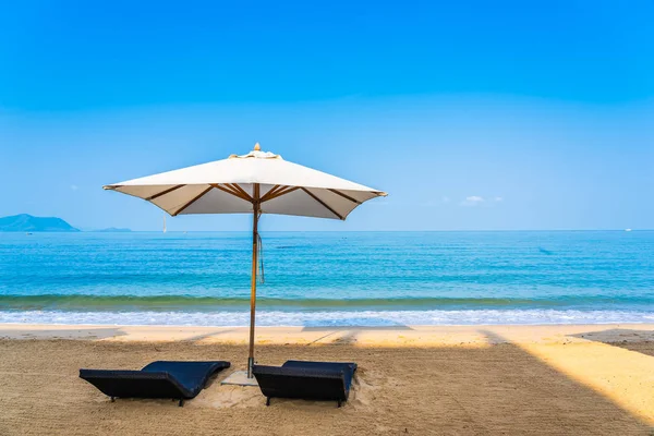 Liegestuhl Sonnenschirm und Lounge am schönen Strand Meer Meer Meer auf sk — Stockfoto