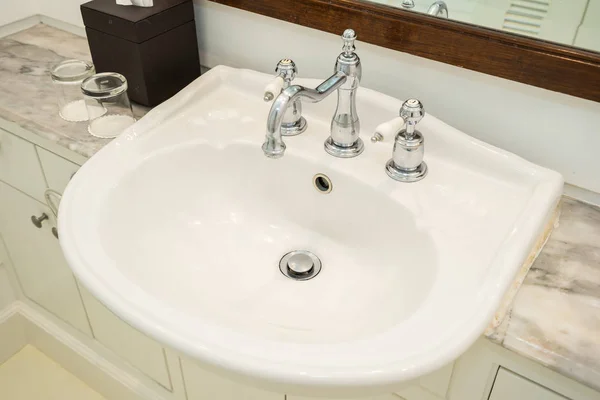 Wasserhahn und Waschbecken Dekoration im Badezimmer — Stockfoto