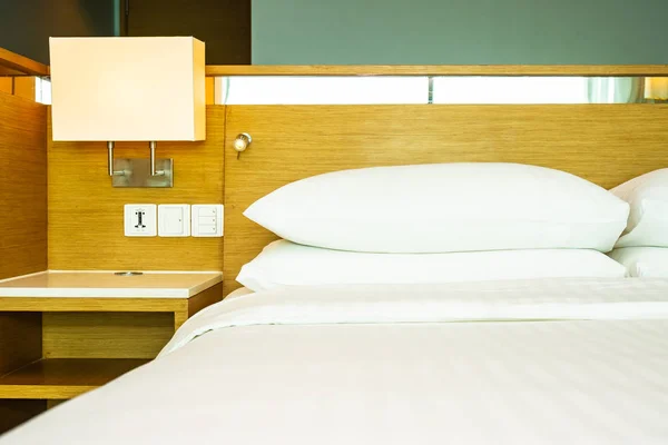 Красива розкішна зручна біла подушка на прикрасі ліжка в б — стокове фото