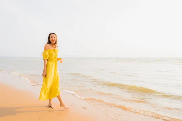 Retrato bonito jovem asiático mulher andar na praia e mar o — Fotografia de Stock