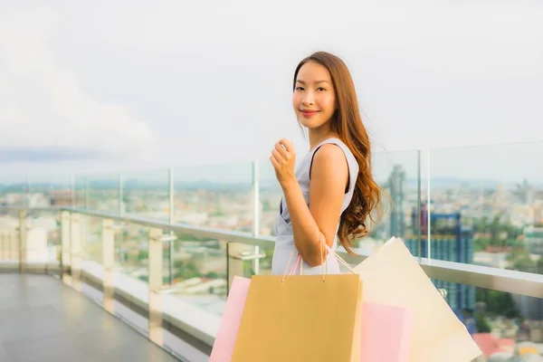 초상화 아름다운 젊은 아시아 여자 행복하고 shoppi와 미소 — 스톡 사진