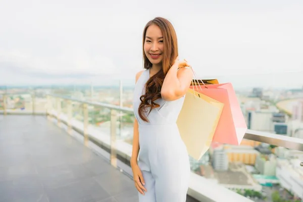 Retrato hermosa joven asiática mujer feliz y sonrisa con shoppi — Foto de Stock