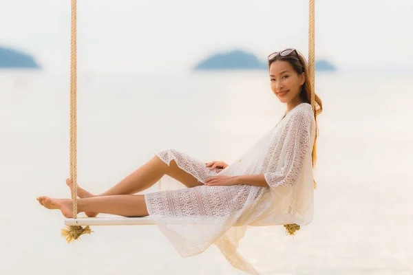 초상화 아름다운 젊은 아시아 여자 앉아 에 이 그네 주위에 — 스톡 사진