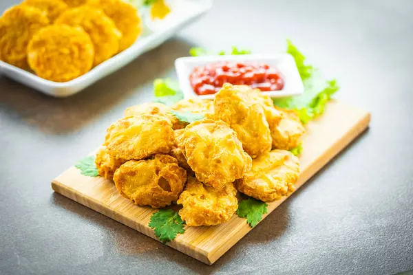 Derin yağda kızartılmış tavuk eti çağrı nugget domates veya ketçap sos ile